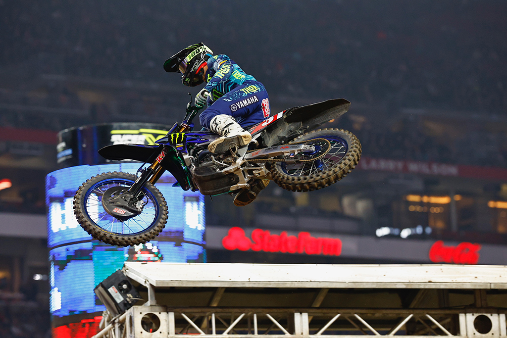 Smith Comes Back to Fourth at Glendale Supercross image