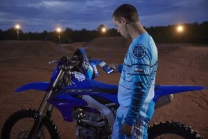 YZ450F Team Yamaha Blue with rider using the app control