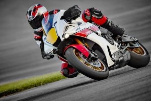 YZF-R1 60TH GP Action 2}