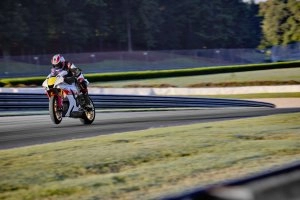 YZF-R1 60TH GP Action 4}