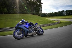 YZF-R1 Action 2}
