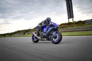 YZF-R1 Action 4}