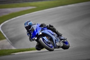 YZF-R1 Action 3}