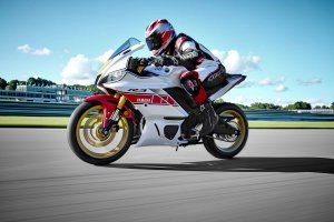 YZF-R3 60TH GP Action 4}