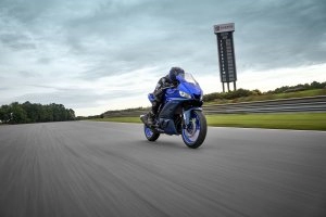 YZF-R3 Action 12}
