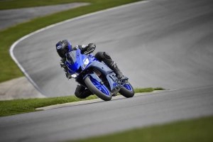 YZF-R3 Action 2}