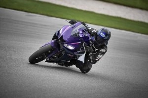 YZF-R3 Action 7}