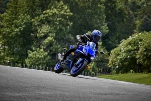 YZF-R3 Action 4}