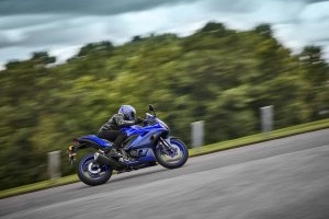 YZF-R3 Action 6}