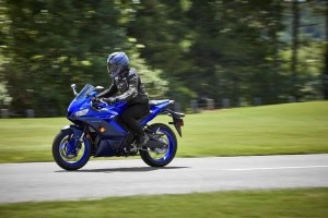 YZF-R3 Action 10}