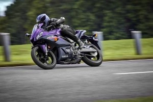 YZF-R3 Action 8}