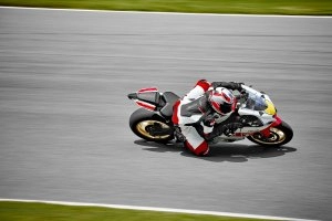 YZF-R7 60TH GP Action 4}