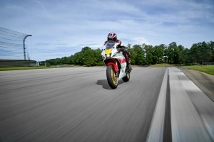 YZF-R7 60TH GP Action 5}