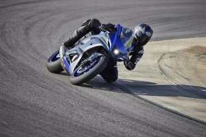 YZF-R7 Action 11}