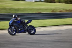 YZF-R7 Action 17}